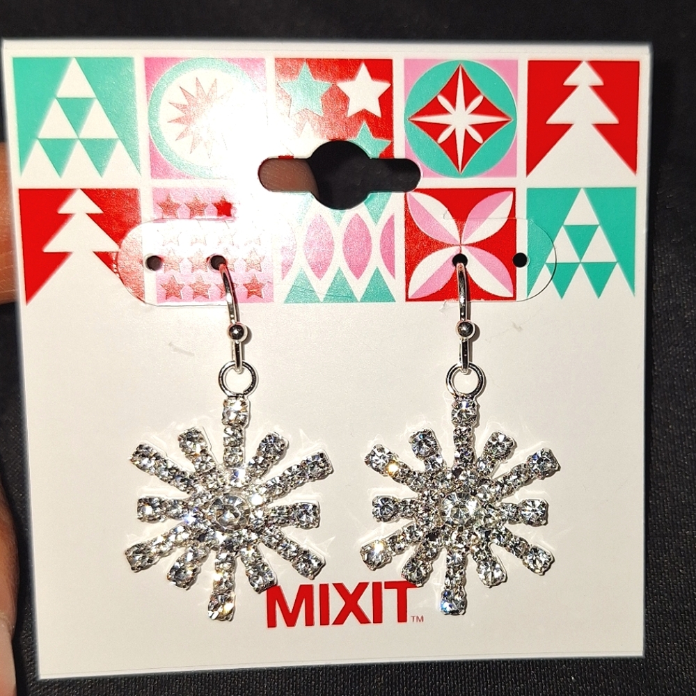 Gorgeous rhinestone snowflake drop earrings